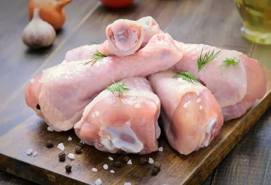 can dogs eat raw chicken